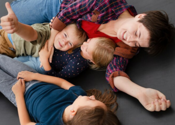 С 1 октября в России многодетным семьям с единым удостоверением станет проще получать льготы