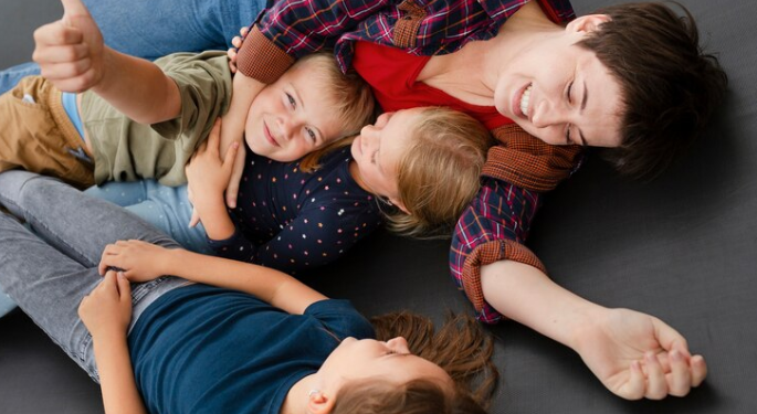 С 1 октября в России многодетным семьям с единым удостоверением станет проще получать льготы