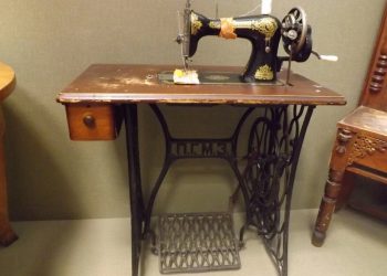 В краеведческом музее Захаровского района появилась раритетная швейная машинка В краеведческом музее Захаровского района появилась раритетная швейная машинка