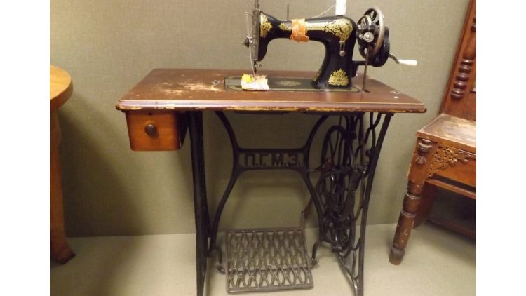 В краеведческом музее Захаровского района появилась раритетная швейная машинка
