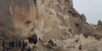 Скала обрушилась на туристов в Турции, число погибших уточняется