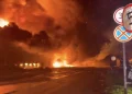 Склад с товарами вспыхнул в Санкт-Петербурге: площадь пожара растет с каждым часом