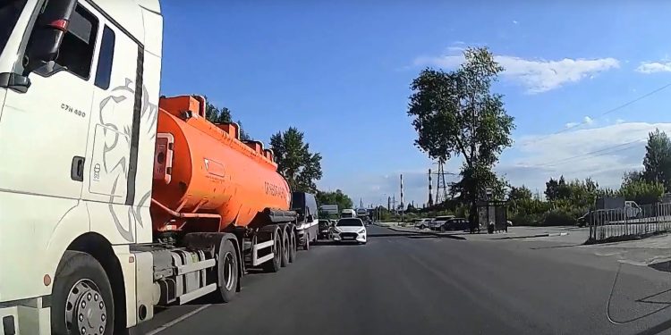 В Рязани засняли пытавшегося объехать пробку по встречной полосе водителя В Рязани засняли пытавшегося объехать пробку по встречной полосе водителя