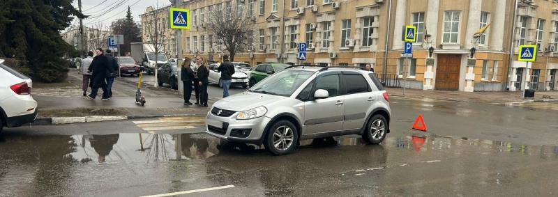 Около рязанской мэрии сбили 19-летнего самокатчика