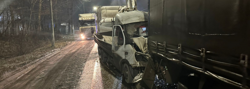 В Рязанской области в массовом ДТП с участием трех грузовиков пострадали два человека