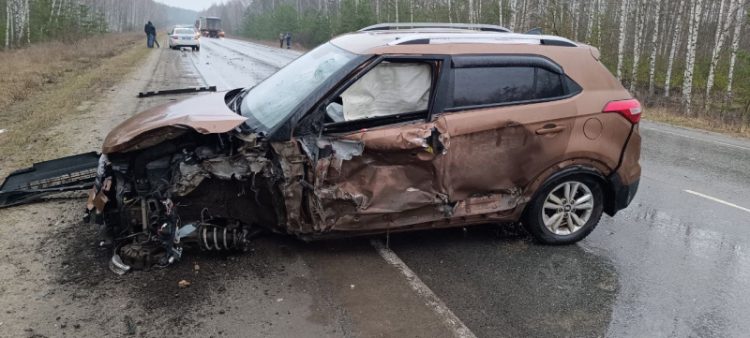 В Рязанской области при столкновении грузовика и легковушки пострадал 29-летний водитель