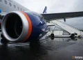 Самолет завалился на бок при аварийной посадке в Киргизии