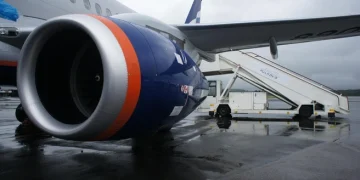 Самолет завалился на бок при аварийной посадке в Киргизии