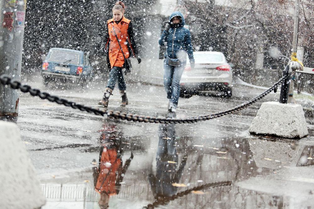 Оттепель правильно. Гололед в Москве. Оттепель зимой в Москве. Снегопад и гололед. Снег гололед.