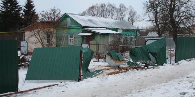 В рязанских Сараях водитель на легковушке снес металлический забор у жилого дома В рязанских Сараях водитель на легковушке снес металлический забор у жилого дома