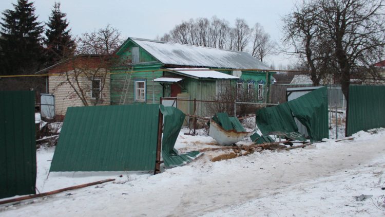 В рязанских Сараях водитель на легковушке снес металлический забор у жилого дома