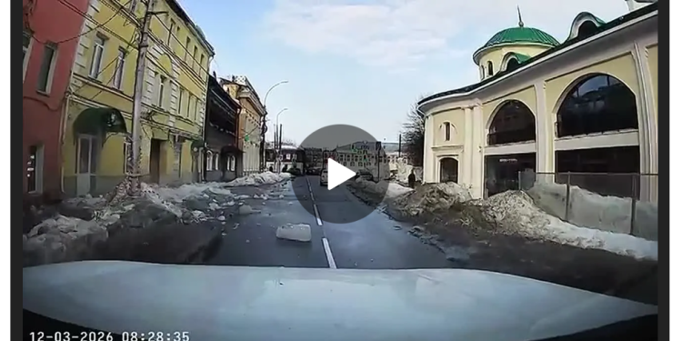 Ледяная глыба сошла с крыш на Краснорядской