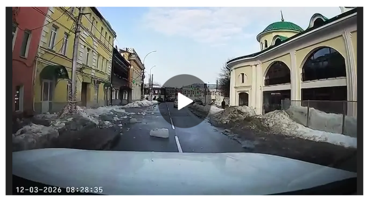 Ледяная глыба сошла с крыш на Краснорядской