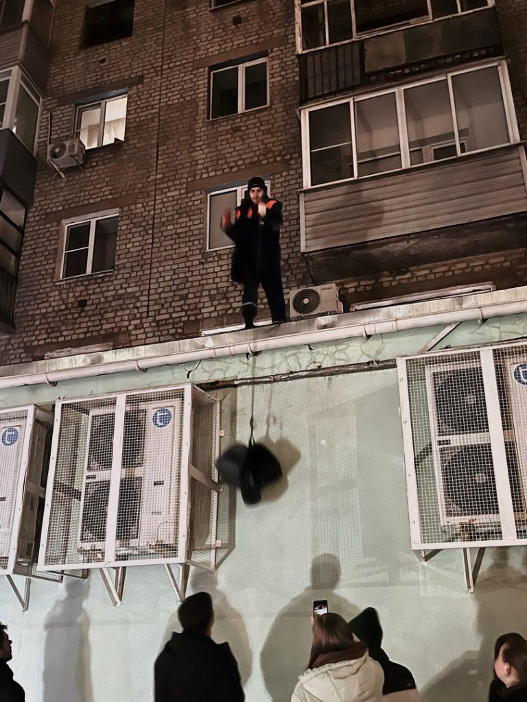 В Рязани спасатели сняли с крыши магазина 9 кошек