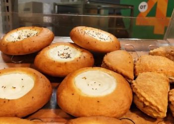 Стаю мошек засняли на выпечке в местном магазине в Рыбном
