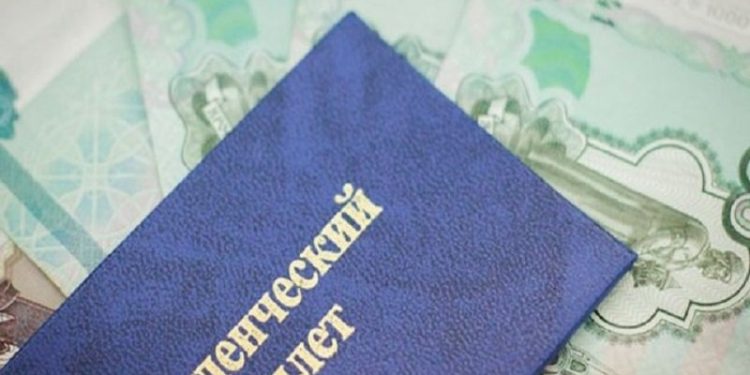 Стипендии в российских вузах предложили повысить до прожиточного минимума Стипендии в российских вузах предложили повысить до прожиточного минимума