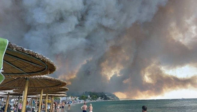 Столбы огня подошли к пляжам в Греции — туристам пришлось спасаться бегством. Видео бушующей стихии