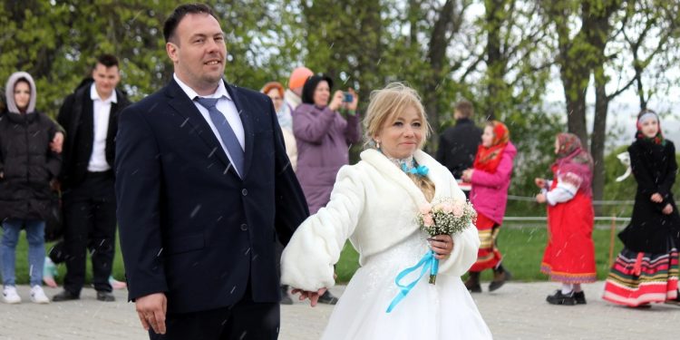 В рязанском Константинове молодые сыграли свадьбу по старинному обычаю В рязанском Константинове молодые сыграли свадьбу по старинному обычаю