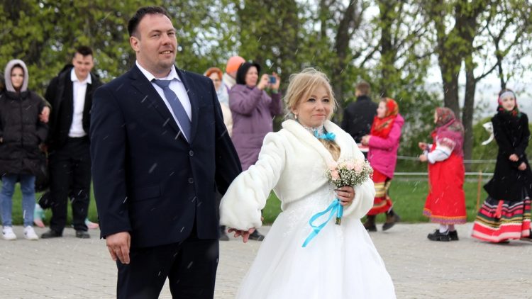 В рязанском Константинове молодые сыграли свадьбу по старинному обычаю