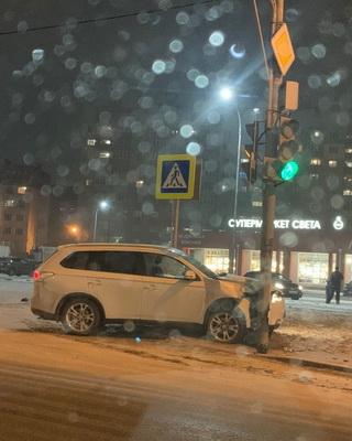 В Рязани около гипермаркета «Глобус» иномарка врезалась в светофор