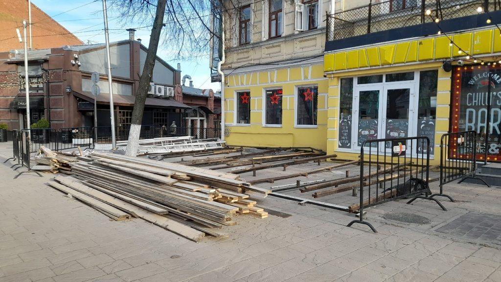 На рязанской улице Почтовой активно собирают летние веранды