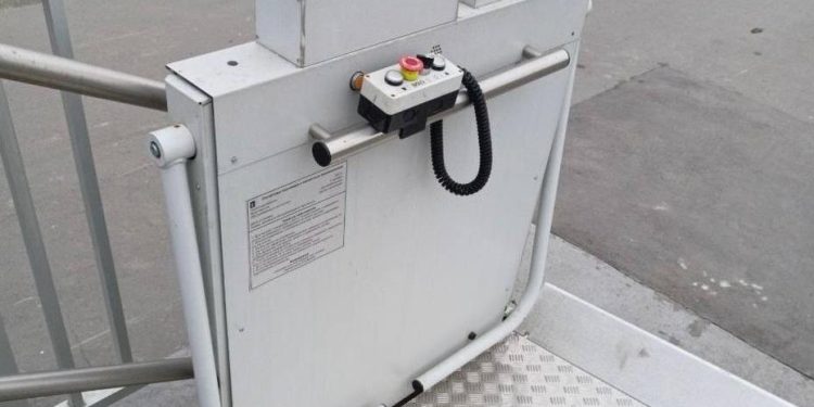 На надземном пешеходном переходе Северной окружной вандалы повредили подъемник