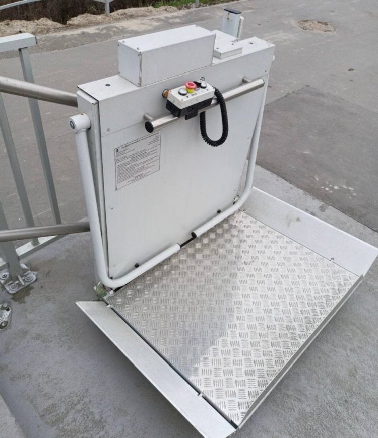 На надземном пешеходном переходе Северной окружной вандалы повредили подъемник