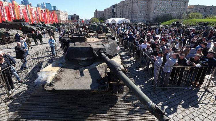 Американский Abrams и немецкий Leopard 2 показывают россиянам