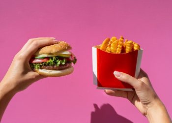Терапевт Асанов назвал блюда из фастфуда, которые могут быть полезны для организма