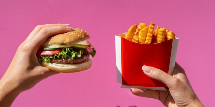 Терапевт Асанов назвал блюда из фастфуда, которые могут быть полезны для организма