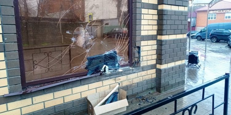 В рязанском Кадоме неизвестный на автомобиле врезался в здание торгового центра