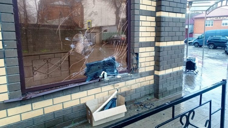 В рязанском Кадоме неизвестный на автомобиле врезался в здание торгового центра