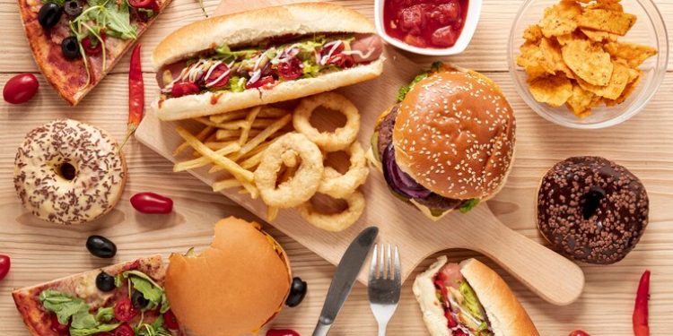 Врач Тяжельников: в дни магнитных бурь не следует употреблять фастфуд, жареные и соленые продукты