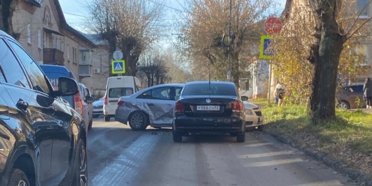 1 ноября на улице Полетаева столкнулись две легковушки