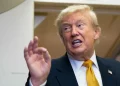 Трамп подписал указ о санкциях против России и сразу его отменил