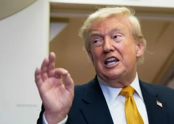 Трамп подписал указ о санкциях против России и сразу его отменил