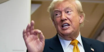 Трамп подписал указ о санкциях против России и сразу его отменил
