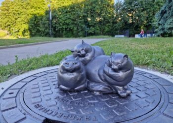 Три кота украсили Лыбедский бульвар