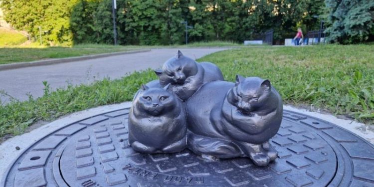 Три кота украсили Лыбедский бульвар