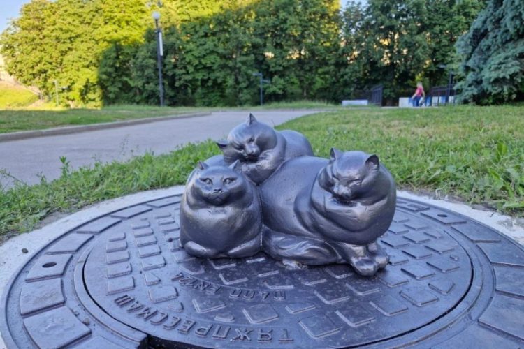 Три кота украсили Лыбедский бульвар