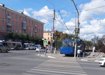 Около гостиницы в Рязани троллейбус сбил светофор и выехал на тротуар Около гостиницы в Рязани троллейбус сбил светофор и выехал на тротуар