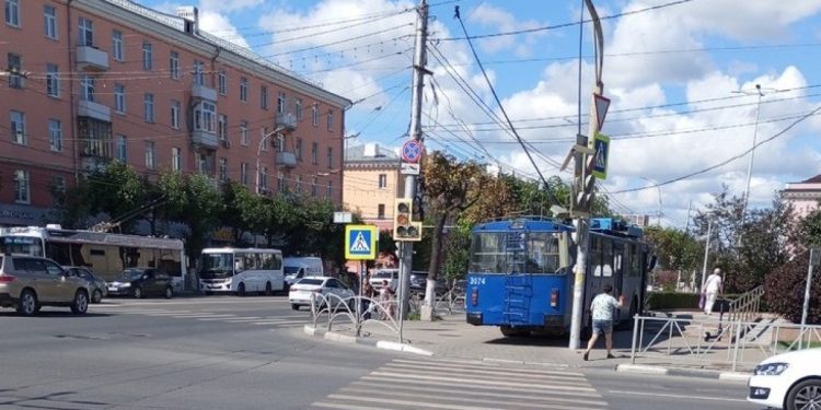 Около гостиницы в Рязани троллейбус сбил светофор и выехал на тротуар Около гостиницы в Рязани троллейбус сбил светофор и выехал на тротуар