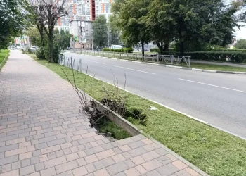 На рязанской улице образовалась дыра в новом тротуаре