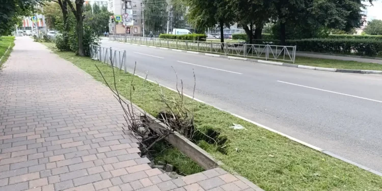 На рязанской улице образовалась дыра в новом тротуаре