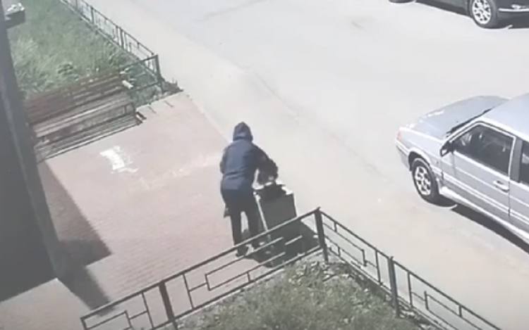 В Рязани женщина похитила цветы
