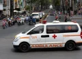 Туристический автобус с россиянами попал в аварию во Вьетнаме. Водитель уснул за рулем, один человек погиб — кадры