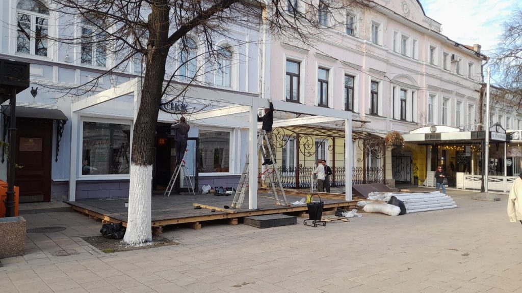 На рязанской улице Почтовой активно собирают летние веранды