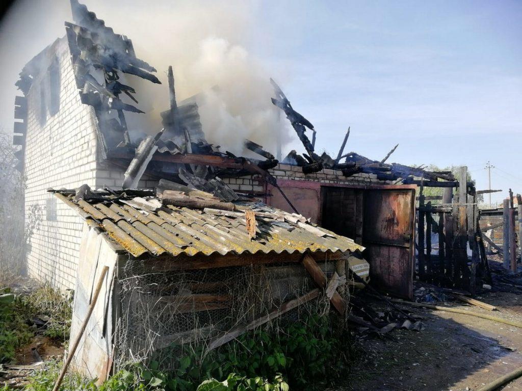 В рязанской деревне сгорели четыре сарая и гараж
