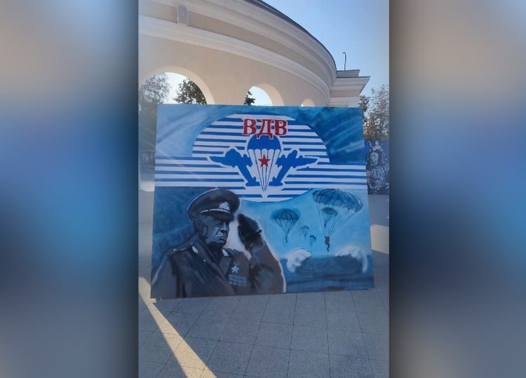 На Рязанской ВДНХ поставили баннер, на котором ветеран отдает воинское приветствие левой рукой