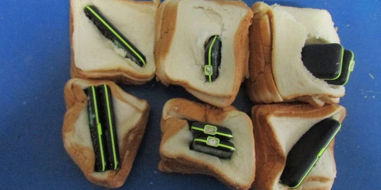 В Скопинском районе в колонию попытались пронести 9 мобильников в хлебе В Скопинском районе в колонию попытались пронести 9 мобильников в хлебе